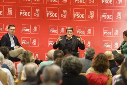 José Luis Escrivá, ministro de Inclusión, Seguridad Social y Migraciones, esta tarde de miércoles en su acto político en León. MARCIANO PÉREZ