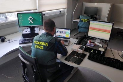 Un agente de la Guardia Civil