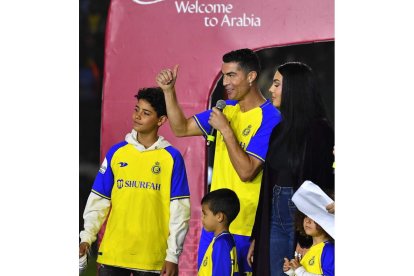 Cristiano Ronaldo, junto a su familia, en su presentación. STR