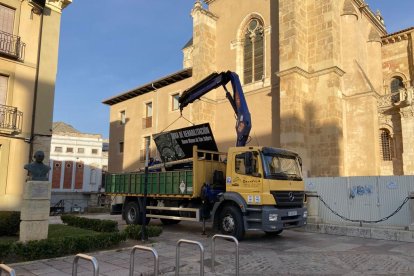 Un vehículo grúa retira un cartel de las obras en San Isidoro. RAMIRO