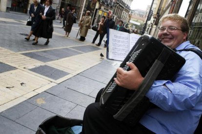 El acordeonista Arty durante una de sus actuaciones en la calle Ancha.