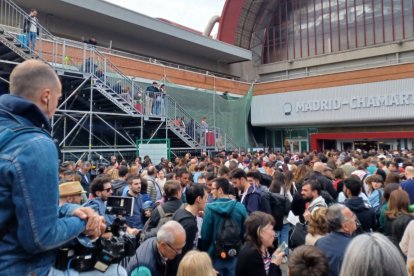 Los viajeros esperan su turno fuera de la estación de Chamartín. ALBERTO