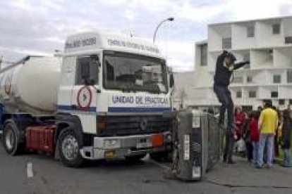 Decenas de leoneses que transitaban por la zona se pararon a contemplar el simulacro