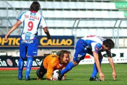 Jonatan Valle, que lucha un balón por alto con Correia, no pudo brillar en la tarde de ayer