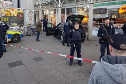 Agentes ante el vehículo del atacante en Heidelberg.