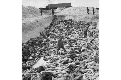 El doctor Klein, de las SS, entre cadáveres de prisioneros el día de la liberación de Bergen-BelsenGEORGE RODGER