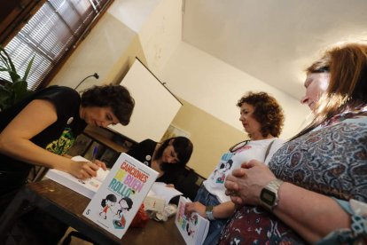 Las autoras, durante la firma en El Libro Imposible. ANA F. BARREDO