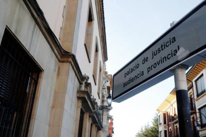 Fachada exterior del edificio en el que se celebrará la vista. FERNANDO OTERO