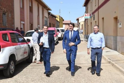 El consejero de Fomento y Medio Ambiente, Juan Carlos Suárez-Quiñones(C), Fidentino Reyero (I), jefe del Servicio Territorial de Agricultura y Ganadería y Marcelo Alonso(D), alcalde  