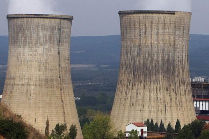 Imagen de las dos torres de refrigeración de Compostilla. DE LA MATA