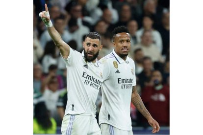 Karim Benzema, junto a Eder Militao, anotó el gol del triunfo del Real Madrid. JUANJO MARTÍN