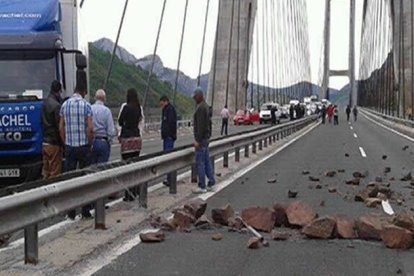 Los mineros cortan con camiones y piedras el puente de Fernández Casado