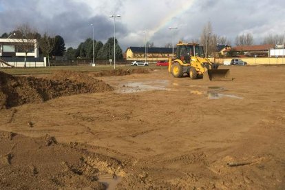 Las máquinas ya trabajan en el rectángulo de mil metros que servirá de base al circuito pumptrack. DL