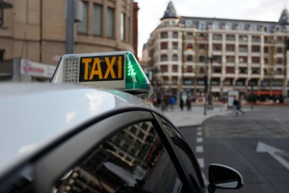 Imagen de archivo de un taxi de León. FERNANDO OTERO