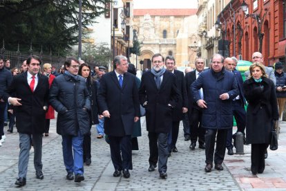 El cortejo de Rajoy bajó por el Cid, cruzó por Cervantes y después siguió camino de Casa Mando. RAMIRO / JESÚS