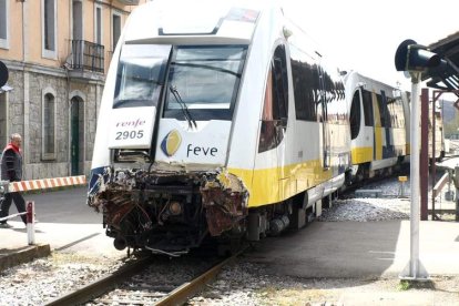 Los dos vagones que conformaban el convoy accidentado el pasado domingo en las proximidades de La Mata de la Riba han sido trasladados desde la estación de Boñar a la estación de Cistierna, donde serán revisados por técnicos de Renfe-Feve para realizar la