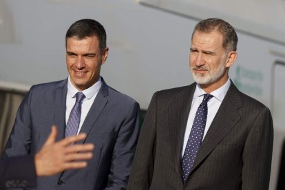 El rey con Pedro Sánchez esta semana, a su llegada en AVE a la estación de Elche. JAVIER LIZÓN