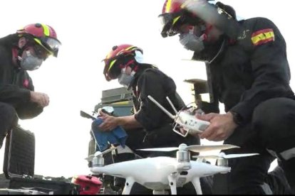 Soldados de la Unidad Militar de Emergencias operan con un dron. DL