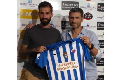 Fran Carnicer posa con la camiseta de la Ponferradina junto a Tomás Nistal. Á.E.