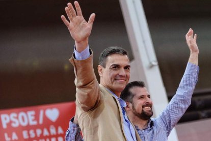 Pedro Sánchez y Luis Tudanca, ayer, en Valladolid durante un acto de partido del PSOE. NACHO GALLEGO