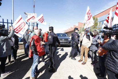 La policía abre paso a la dirección de Ovejero entre la protesta de trabajadores. MARCIANO PÉREZ