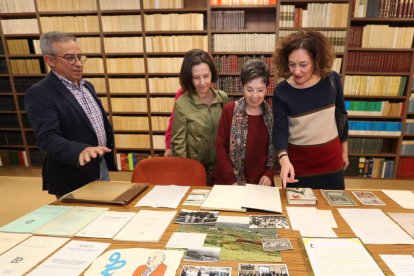 La alcaldesa y familiares de García Yebra, ayer. L. DE LA MATA