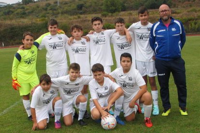 El Atlético Bierzo infantil con su trofeo y las medallas. M. MACÍAS