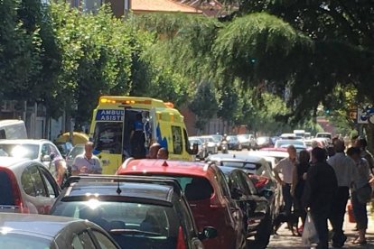 Momento en el que la ambulancia se dispone a trasladar al herido al hospital.