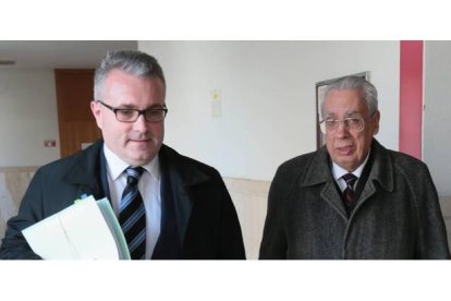 Luis Frontela (derecha) junto a uno de los abogados del bufete contratado por la familia