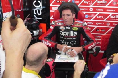 El catalán Aleix Espargaró dialoga con sus técnicos en el boxe de Aprilia en Sepang (Malasia).