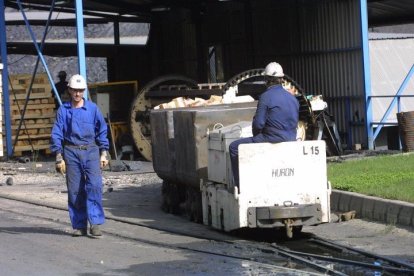 Una imagen ya inédita en el Bierzo: mineros entrando a trabajar