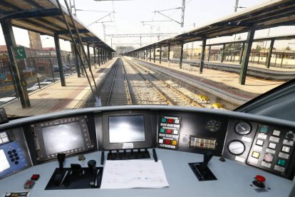 Las vías de alta velocidad en la estación de León, desde una locomotora. RAMIRO