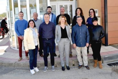 Candidatura del PP en Santovenia de la Valdoncina para las últimas municipales, con Mireya Pigere como cabeza de lista. DL