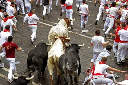 Un grupo de mozos corren con la reses de Dolores Aguirre, en el encierro de ayer.