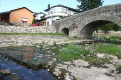 El cauce del río Oza, bajo el puente de Toral de Merayo, el pasado martes.