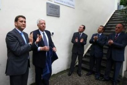 Manuel Rodríguez, junto al alcalde, ayer tras descubrir una placa conmemorativa del 50 aniversario