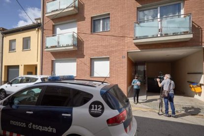 Vivienda en la que fue apuñalada una mujer por su ex. DAVID BORRAT