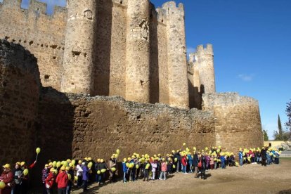 Cientos de personas 'abrazan' el castillo de Valencia de Don Juan