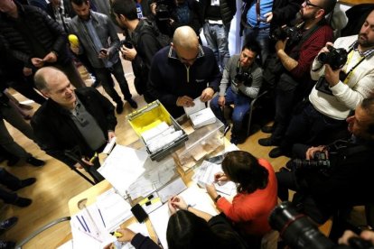 Un cartero entrega el voto por correo en un colegio electoral, el pasado 20 de diciembre.