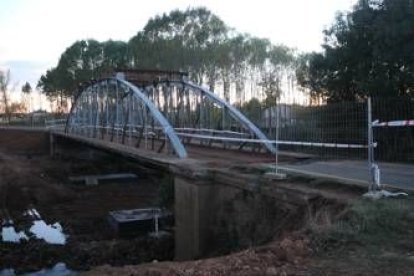 Una imagen de los trabajos previos a la retirada del puente de hierro sobre el Tuerto en Sopeña