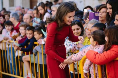 La reina Letizia saluda ayer a unos niños en El Burgo de Osma. CONCHA ORTEGA