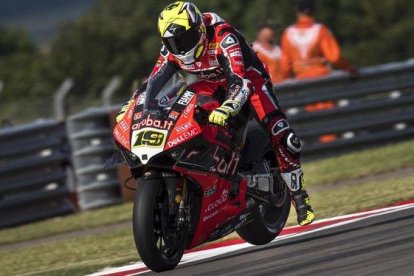 Álvaro Bautista, a los mandos de su Ducati, en el GP de Inglaterra, celebrado en Donington Park.