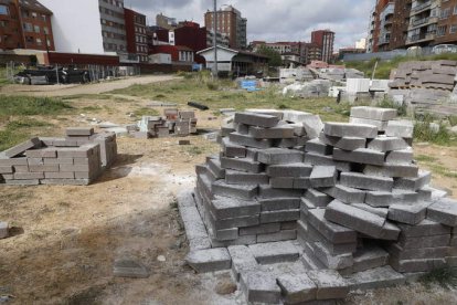 Los adoquines abandonados de la obra se han convertido en piezas de Lego para el entretenimiento de los pequeños. RAMIRO