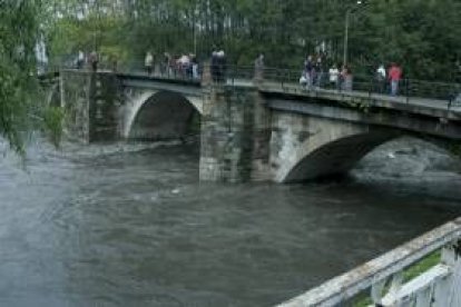 La ampliación del puente sobre el río Cúa es una de las obras más reivindicadas en Cacabelos