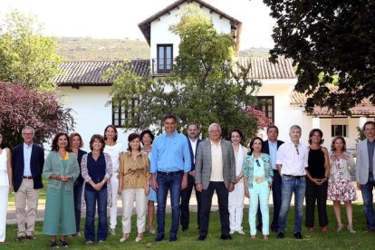 Fotografía de familia de Pedro Sánchez y sus diecisiete ministros reunidos ayer en la finca toledana de Quintos de Mora. VALENTIN CARRERA