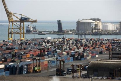 Terminal portuaria de Barcelona dedicada a los contenedores.