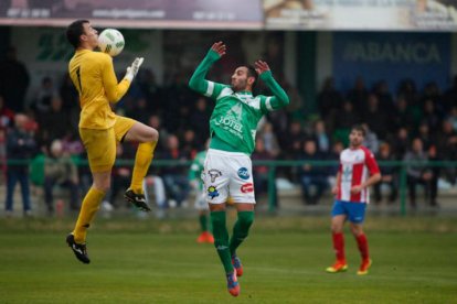 Puente, autor de dos goles del Astorga, durante un lance del partido.