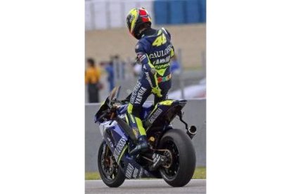 Valentino Rossi se coloca el mono antes de los entrenamientos