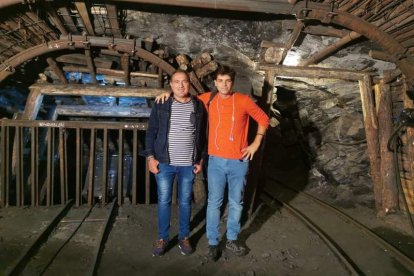 El cocinero de TVE Sergio Fernández abraza a José Luis Fernández, uno de los colaboradores de la Fundación Cultura Minera en la Mina del Oro de Torre, desde donde se emitirá el programa. MAC