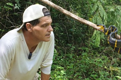 Frank Cuesta, en Tailandia junto a una serpiente. TWITTER